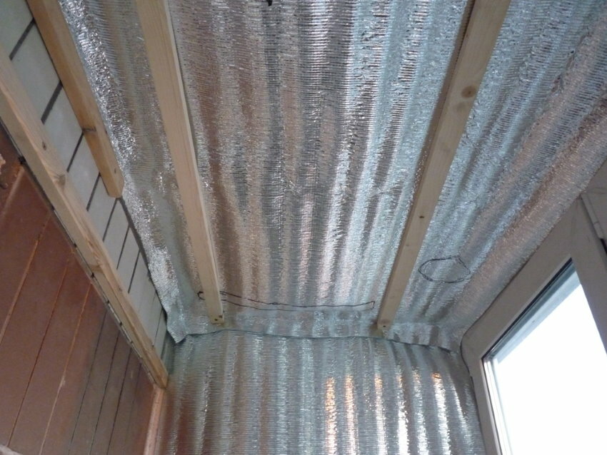 Isolatie van het balkonplafond met penofol