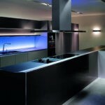 Illuminazione a LED sotto gli armadietti nelle luci dell'area di lavoro della cucina per aiutare la padrona di casa - pro e contro
