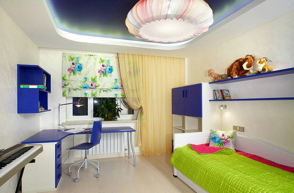 Mesa azul e branca no canto do quarto de um adolescente