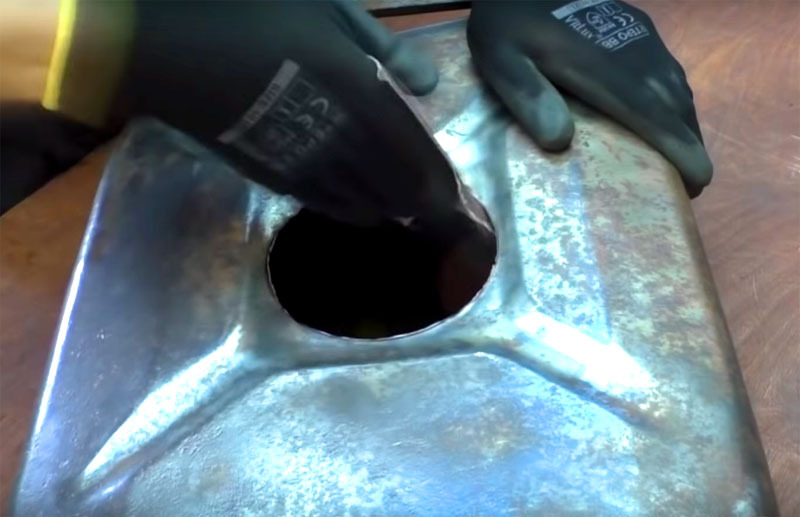 Rubovi rezanog metala moraju se brusiti tako da nema oštrih rubova i neravnina