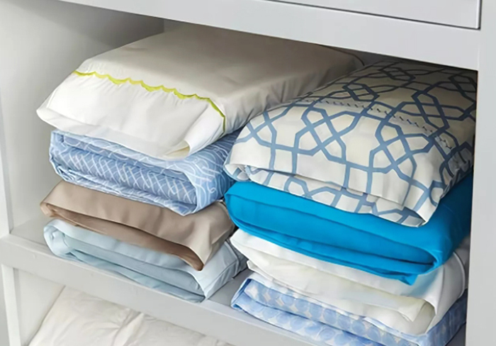 It's a good idea to use these hanging shelves for storing towels and linen.