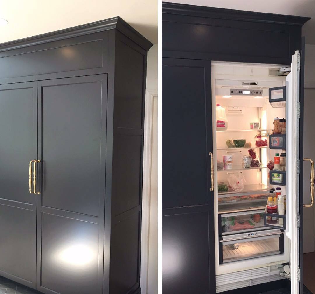 Umiestnenie chladničky pre domácnosť do šedej skrinky