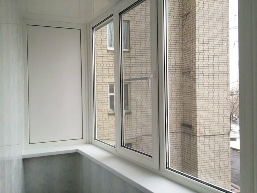 Witte vensterbank op het balkon met PVC-ramen