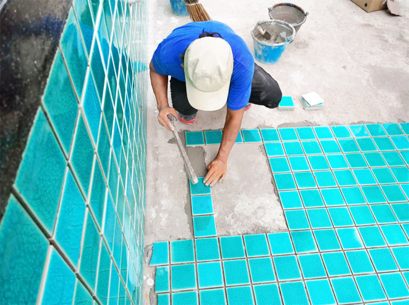 Jemnú úpravu bazéna je možné vykonať obkladmi alebo mozaikami. Vynikajúce výsledky vykazuje porcelánová kamenina. Škáry v obkladanom murive sú vyplnené škárou špeciálne určenou pre bazény.