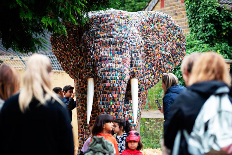 Com algum esforço, as baterias podem até se transformar em um objeto de arte. Por exemplo, como este elefante. Essa escultura pode decorar seu jardim.