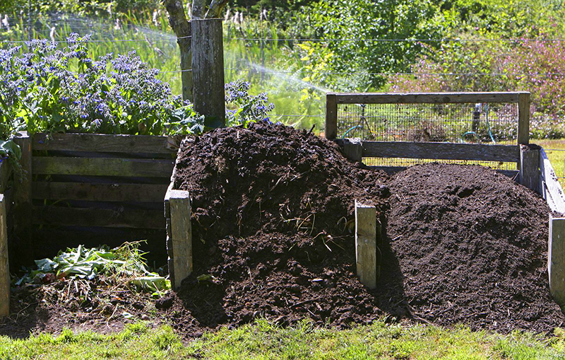 Als je in de zomer laag voor laag afval in compost giet, gaat het proces van oververhitting sneller en zal de compost zelf je verrassen met een lichte, losse structuur.