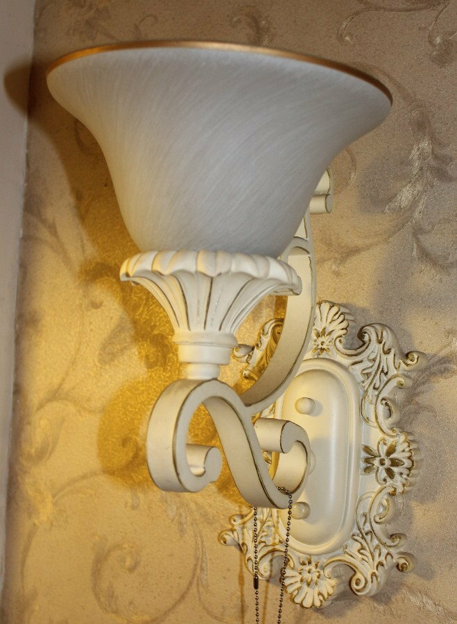 Krásná lampa ve stylu Provence na zeď s tapetou