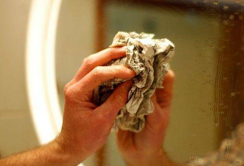 Hoe een spiegel te wassen zonder echtscheiding thuis van tandplak, vlekken en aanslag