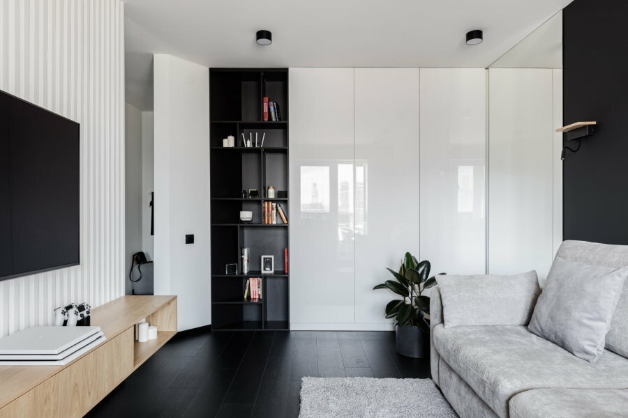 Inbyggda garderober i vardagsrum i minimalistisk stil