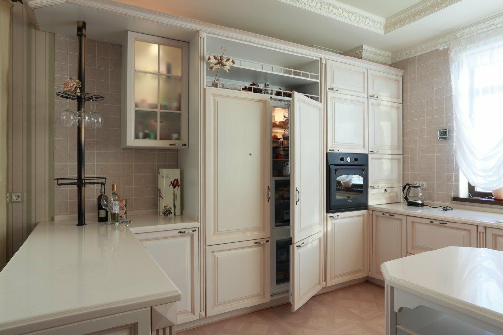 Cozinha de estilo clássico com eletrodomésticos embutidos