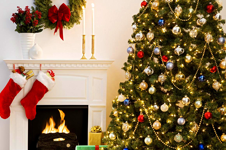 Che bello decorare un albero di Natale per la casa: foto di soluzioni interessanti per un interno festivo nel 2020