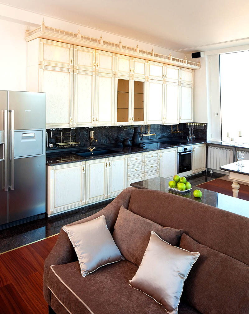 Um refrigerador funcional de quatro compartimentos foi instalado na cozinha