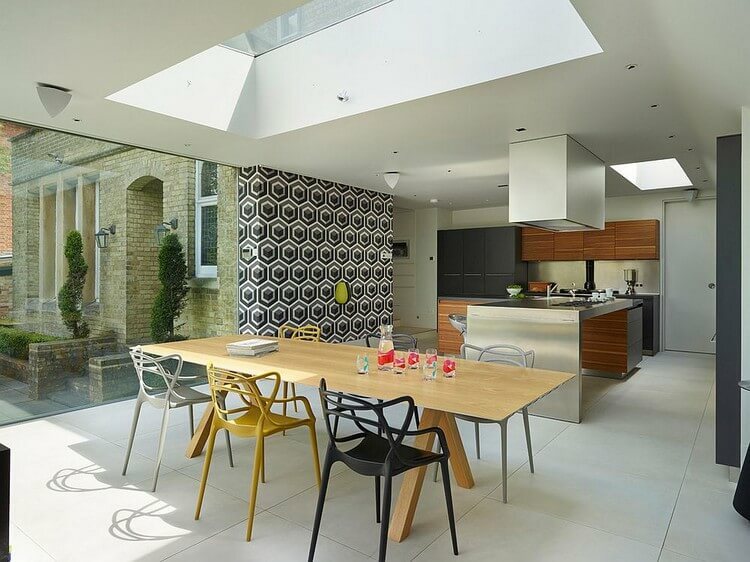 Het ontwerp van de keuken en eetkamer met vinyl behang