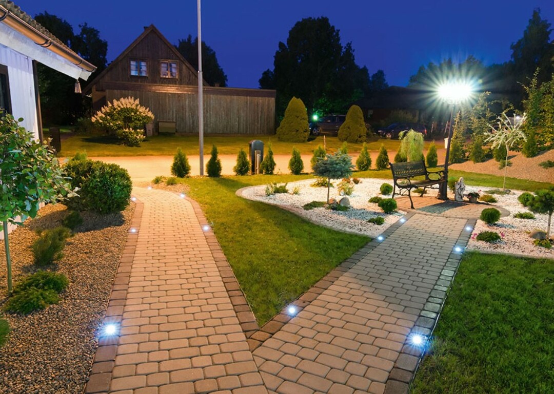 Nachtbeleuchtung des Gartenbereichs mit schönen Wegen