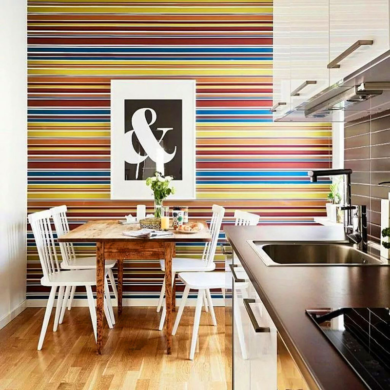 Horizontal stripes on the wallpaper visually expand the space