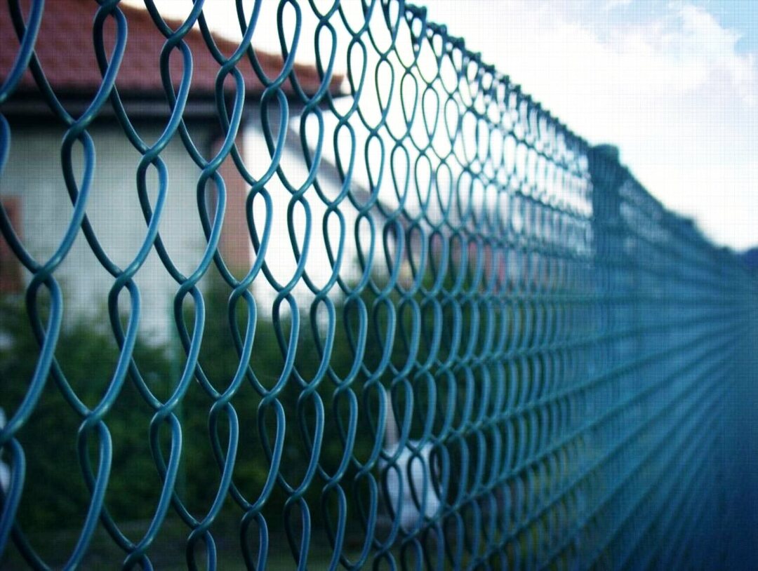 polymer-coated mesh fence