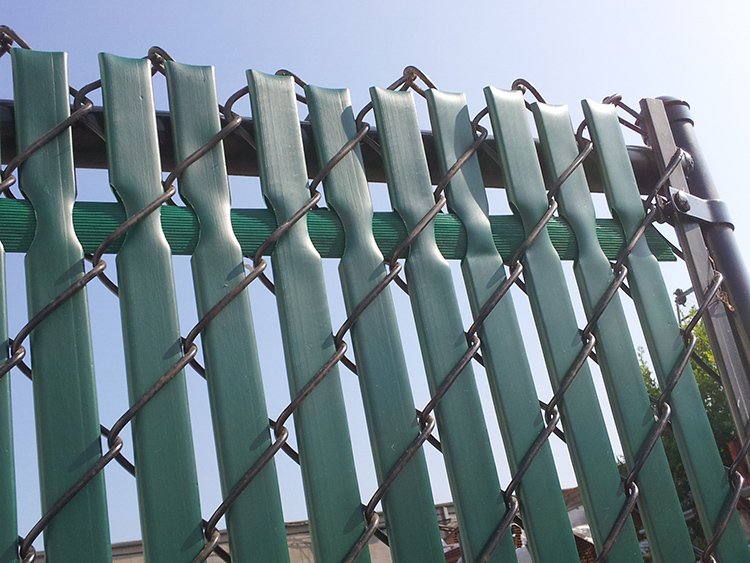 Budget fence material: why do we need a facade mesh in the country