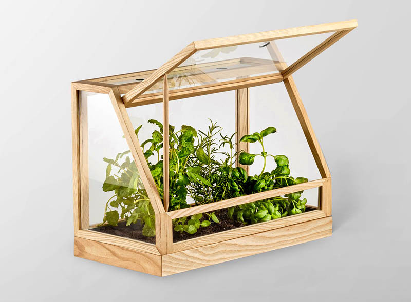 If you are afraid that the plants will not have enough light, make the structure high, and use ordinary glass or thin plastic wrap as a covering. In addition, the mini-greenhouse should be in the most illuminated place on the balcony.