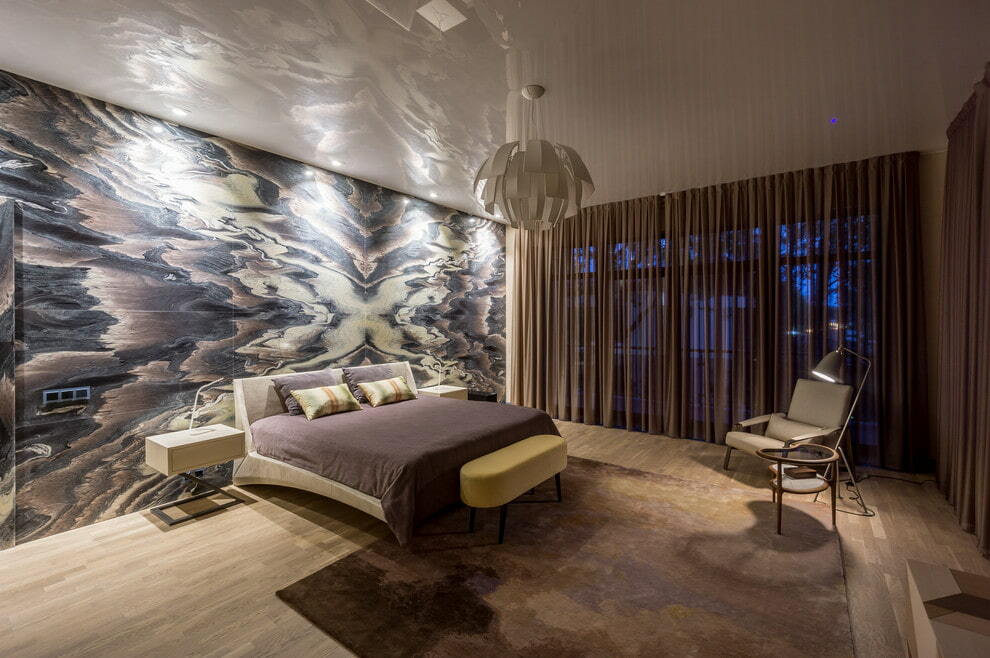 Rastegnuti strop u spavaćoj sobi u modernom stilu