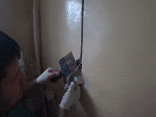 Der Kurs eines jungen Elektriker: der Ersatz der Verkabelung in einer Wohnung mit den Händen