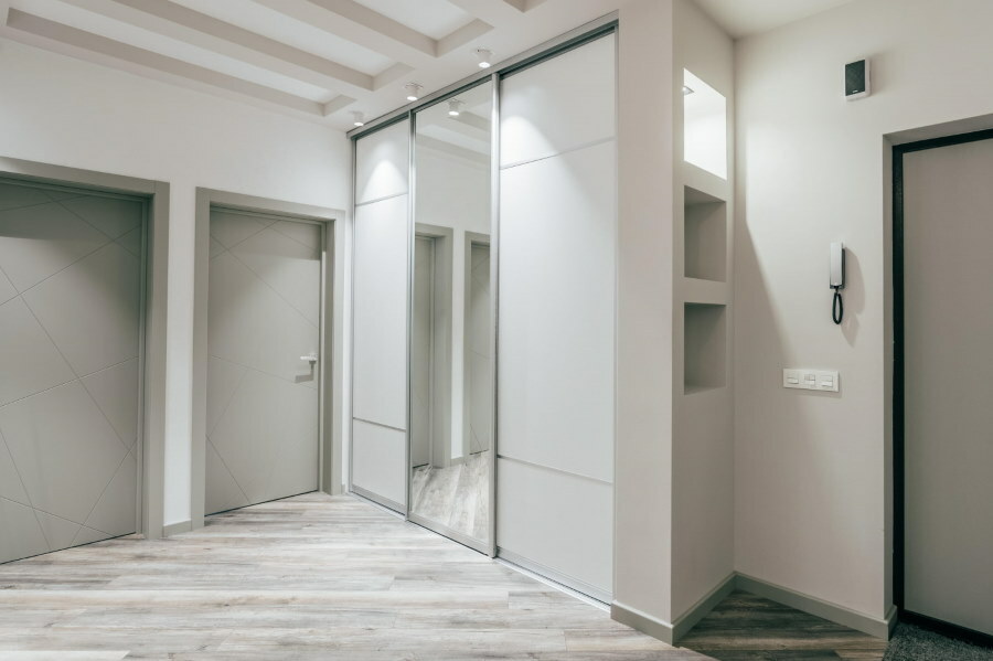 Armoire encastrée blanche dans un couloir de style high-tech
