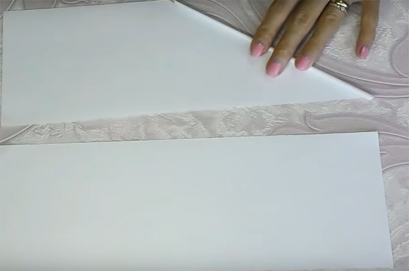 Za izdelavo slamic morate papir razrezati na trakove in z uporabo igle za pletenje ali palic za žar zviti cevi in ​​jih pritrditi z lepilom, da se papir ne odpre