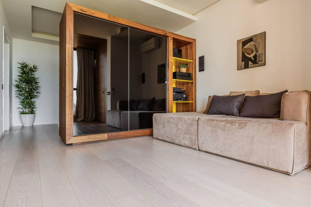 Drabužių spinta gyvenamajame kambaryje: gražios dizaino galimybės skirtingiems patalpų interjerams
