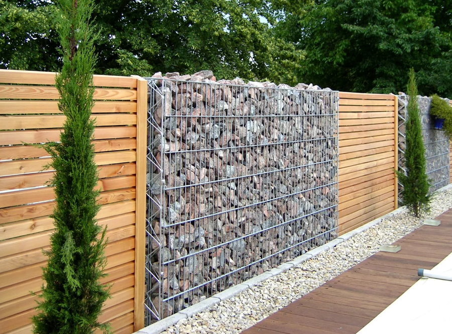 Användning av gabiner för staketet av sommarstugan