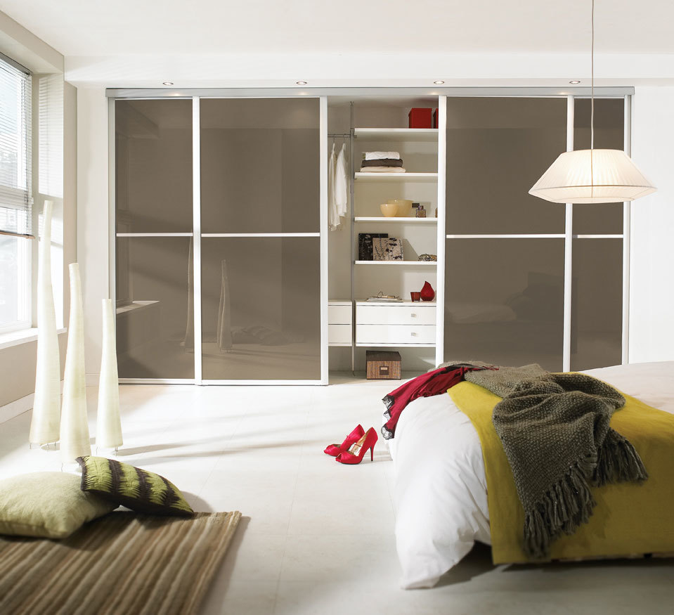 Innebygd garderobeskap på soverommet. design og plasseringsforslag