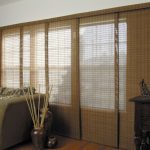 Poluprzrachnye cortinas japonesas en el interior de la sala de estar