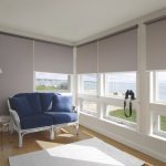 Ljusgrå plast gardiner för fönstren i vardagsrummet