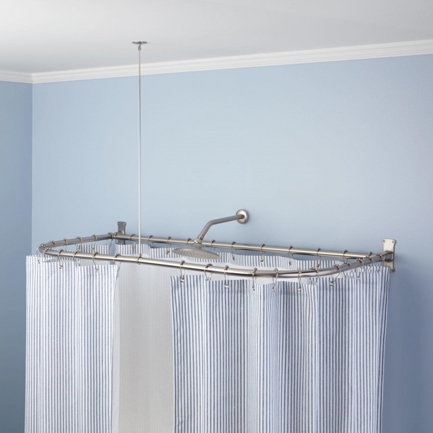 Rectangular ledge for striped curtains in the bathroom