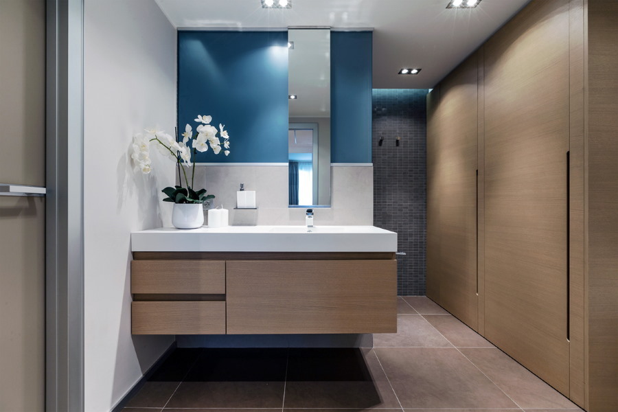 Beépített szekrény egy modern fürdőszobában