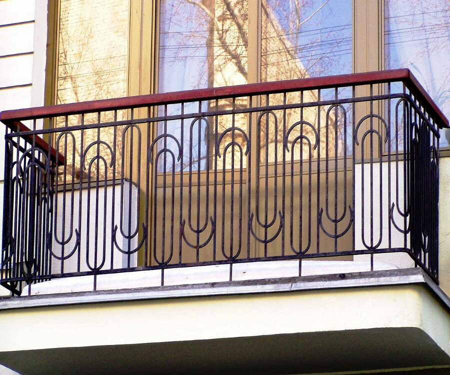 Gitterstaket på den öppna balkongen i lägenheten