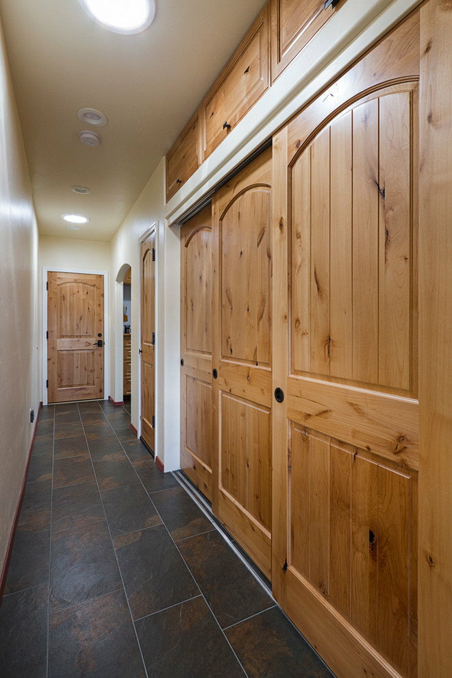 Drewniana szafa w wąskim korytarzu
