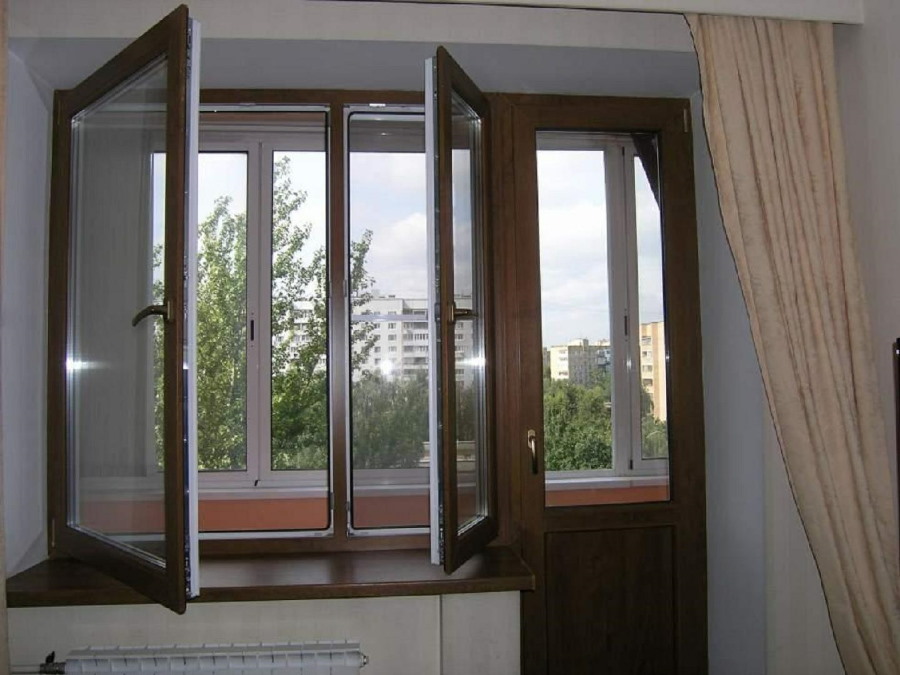 Open schuiframen van PVC op het balkonblok