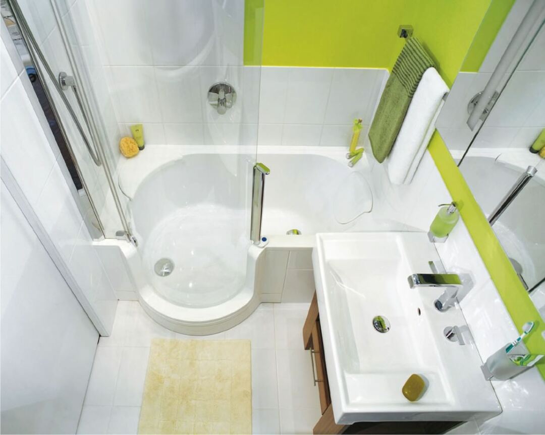 Kompakti kylpyhuone sisustus vaaleilla väreillä