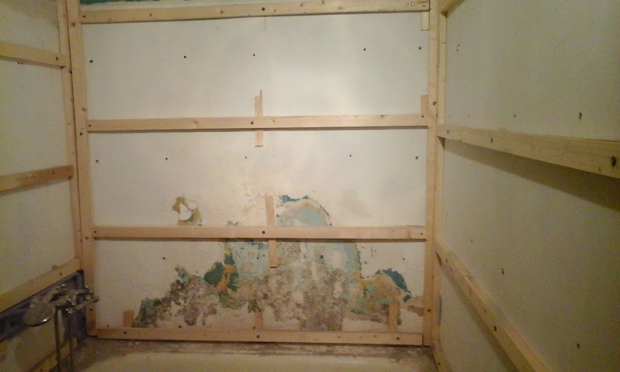 Drvena letvica ispod laminata na zidu kupaonice