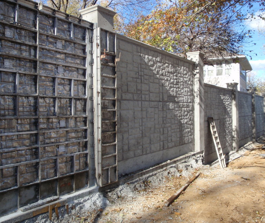 Gettare una recinzione di cemento attorno al perimetro dell'area del giardino