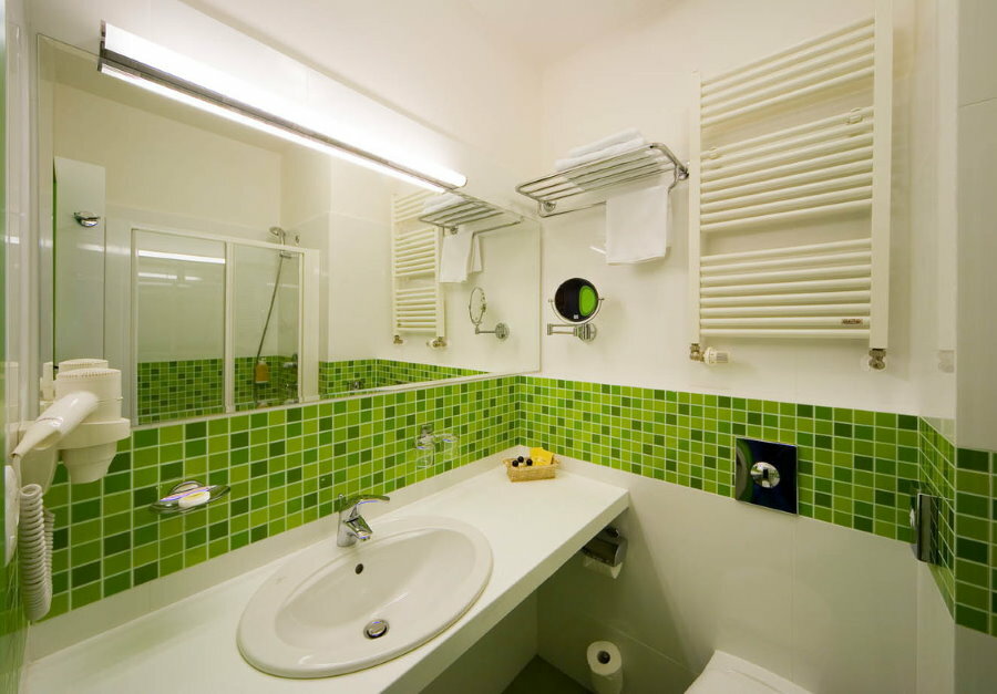 Balts un zaļš vannas istabas interjers