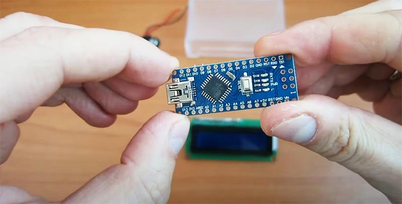 Az összeszerelt eszköz " szíve és agya" - egy kész Arduino nyomtatott áramköri lap
