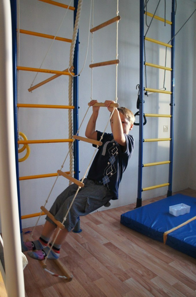 Muro deportivo con escalera de cuerda para niño