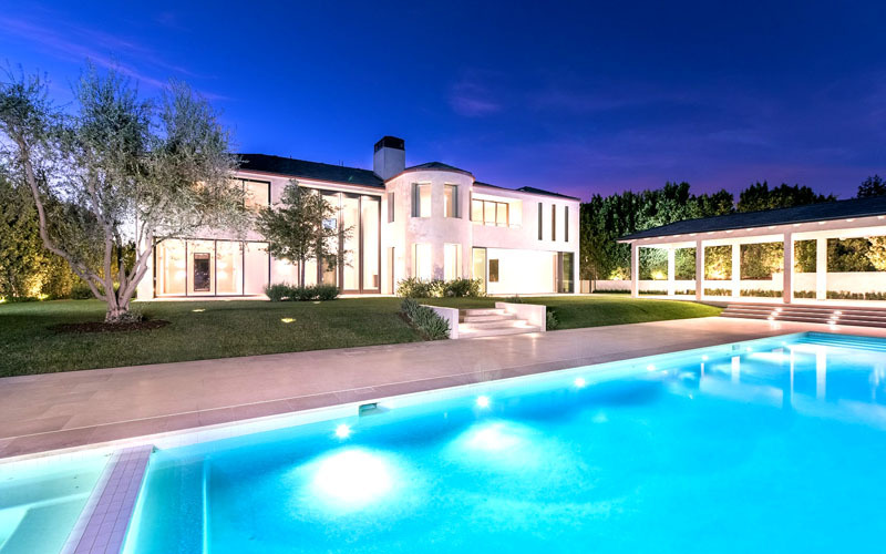 À noite, a villa e a piscina parecem hipnotizantes graças à iluminação