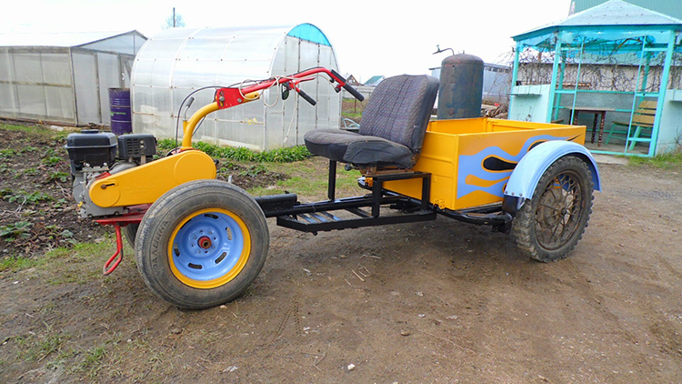 Enkel transport av grödan: hur man gör en släpvagn för en bakomliggande traktor med egna händer