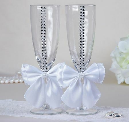 A set of wedding glasses " Elite", with a bow and rhinestones, white