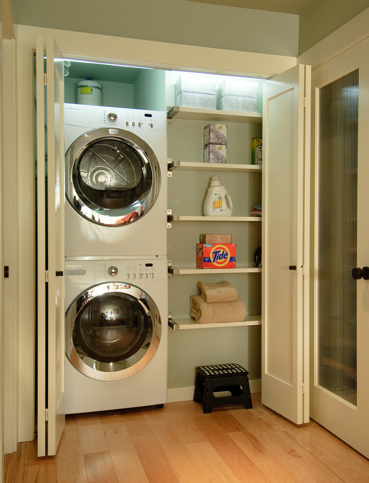 Locale lavanderia interno mobile con ante a soffietto