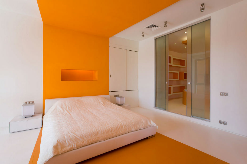 Guļamistabā oranža virsmas apdare