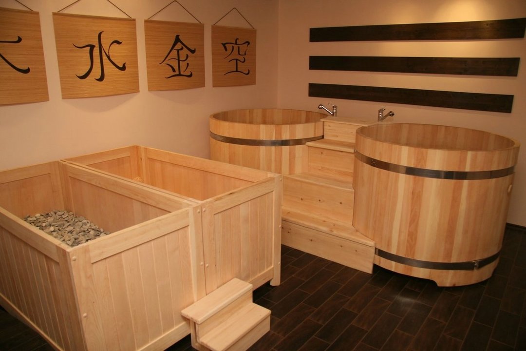 Japonské kúpele: štýl izby a druhy kúpeľov, furako, Ofuro a drevo, fotky