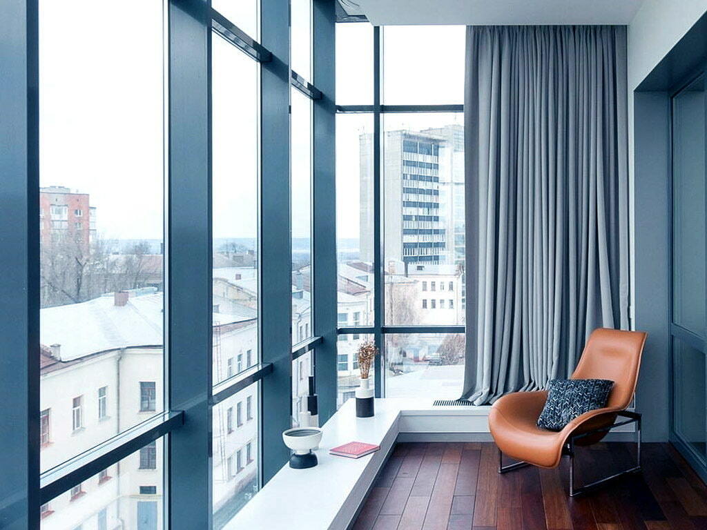 Panoramaglass i aluminium av balkongen i leiligheten