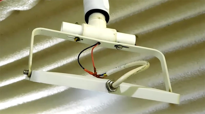 Koble en LED -flomlys til en vanlig holder: materialer, lage en adapter